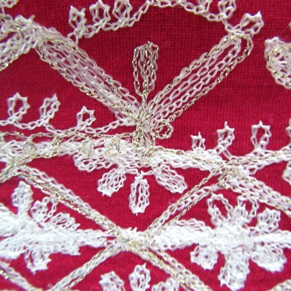 Vintage wine red tablecloth & 4 napkins with white and metallic gold embroidery - Picture 5 of 9